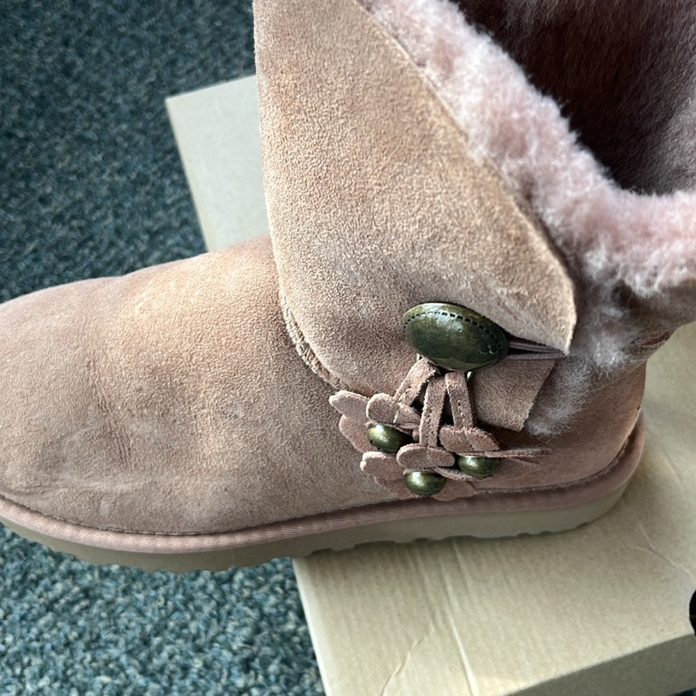 Ugg size 8 Bailey button never worn - Picture 2 of 4